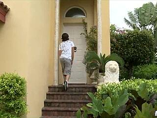 I Spotted Neighborhood Cougar Milf Tits