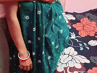 स्किनी इंडियन लड़की बॉयफ्रेंड की उंगली के लिए गांड फैलाती 😘👉