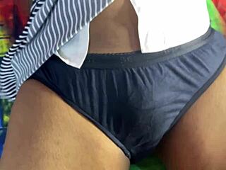 इंडियन कॉलेज सौतेली बहन उंगली चोदकर सौतेले भाई पर जोरदार स्क्वर्ट