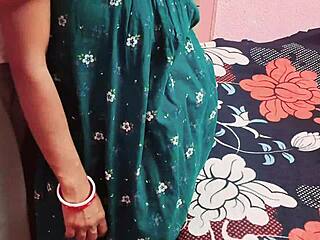 स्किनी इंडियन लड़की बॉयफ्रेंड की उंगली के लिए गांड फैलाती 😘👉