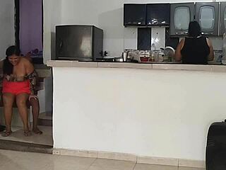 हरामी सौतेला बाप बेटी को अनजान जुड़वां बहन के सामने चोदता है वो उसका राज़दार 😈🍆💦