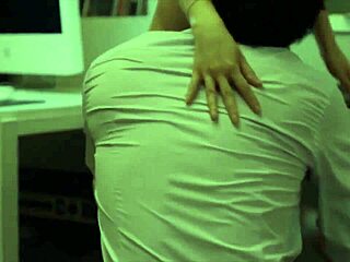 ड्रेन साफ करते फंस गई फिर 18+ जवां को झुकाकर चोदा