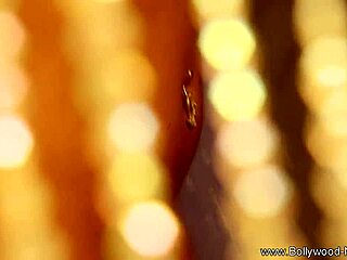 बॉलीवुड बेब कर्व्स फ्लैश करती स्ट्रिप टीज