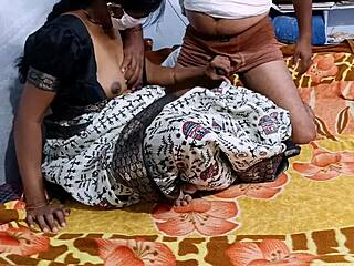 देसी हॉट कपल इंडियन बीवी चूचियाँ चूस चूत चाटे होममेड 😘👅💦