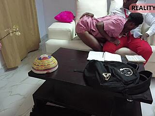 स्कूलगर्ल क्लासमेट को स्टडी में सोफे पर जोरदार चोदती क्लोज़ अप!