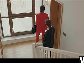 हाय फ्रीकी गार्डनर, गार्डन में मेरी शेव्ड चूत में उंगली डालते पकड़ लिया?