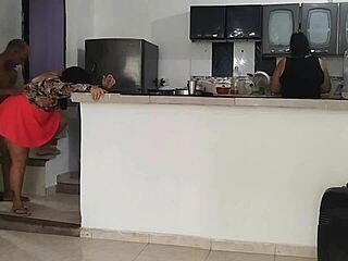 हरामी सौतेला बाप बेटी को अनजान जुड़वां बहन के सामने चोदता है वो उसका राज़दार 😈🍆💦