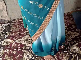 हॉट देसी जीजा ने साली को बाथरूम में जोरदार चुदाई दी