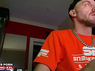 प्रोलिंग XXL बल्ज स्नीकर्स फेटिश में धड़कता