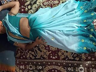 हॉट देसी जीजा ने साली को बाथरूम में जोरदार चुदाई दी