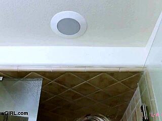 ब्लॉन्ड 18+ शावर लेती हुई!