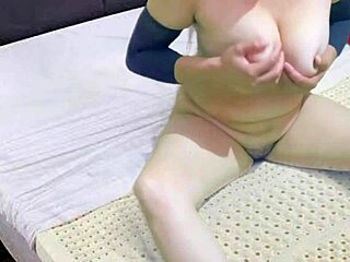 देसी भाभी बेड पर न्यूड हो बिग नेचुरल चुचियां दिखाती है