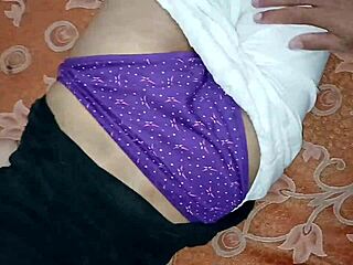 हॉट देसी टीन 18+ स्लट भाई के लंड पर डॉगी रात में सवार!