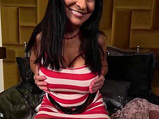 मोटी बीबीडब्ल्यू ने बालों वाली गीली चूत क्लिट उंगली से ऑर्गेज्म होममेड सोलो