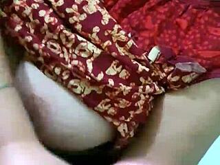 भारतीय बीवी अपनी सिडक्टिव हैंडजॉब मूव्स से तड़पा रही