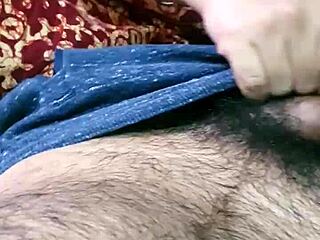 भारतीय बीवी अपनी सिडक्टिव हैंडजॉब मूव्स से तड़पा रही