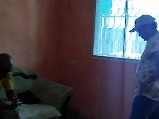 छोटी 18+ किशोरी स्लट्स ने घरेलू एनल प्रैक्टिस में रफ राइड किया 😈🍑