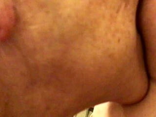 डार्क मैजिशियन ग्रैनी कोसप्ले में लंड डीपथ्रोट क्लोज-अप।