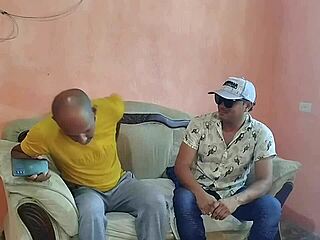 छोटी 18+ किशोरी स्लट्स ने घरेलू एनल प्रैक्टिस में रफ राइड किया 😈🍑