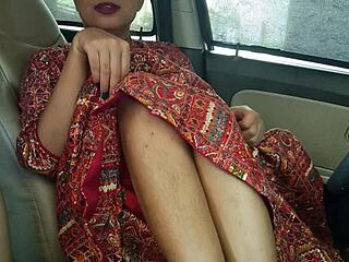 खूबसूरत पंजाबी बीवी को कार में डॉगीस्टाइल चोदा क्रीमपाई?