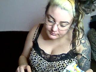 रेबेका एडम्स की बड़ी नेचुरल चूचियां बैकस्टेज लंड चूस रही!