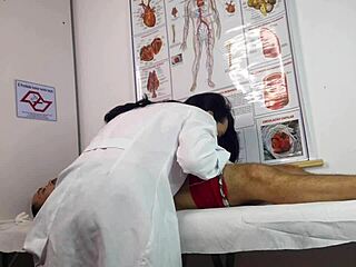 नर्स हॉस्पिटल बेड पर मोटे खड़े लंड वाले पहले मरीज को हैंडल करती है