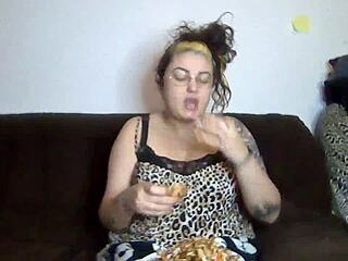 रेबेका एडम्स की बड़ी नेचुरल चूचियां बैकस्टेज लंड चूस रही!