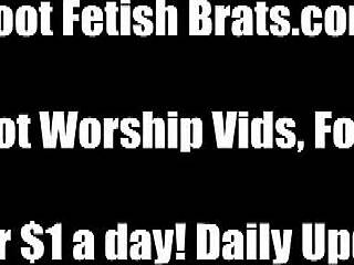 hey, simona's feet got jasmine so hooked she couldn't stop