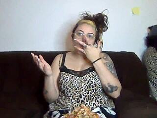 रेबेका एडम्स की बड़ी नेचुरल चूचियां बैकस्टेज लंड चूस रही!