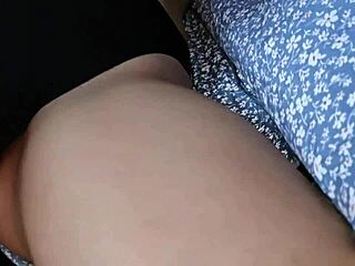 बेशर्म लड़की बस में वाइब्रेटर दिखाती है, अजनबी मोलेस्ट कर पैंटी में झड़ जाता है