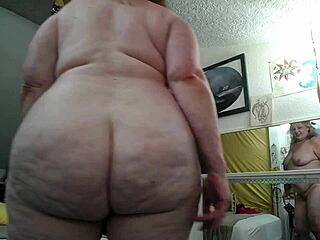 Dawnskye's massive ass shakes in worship video 1106