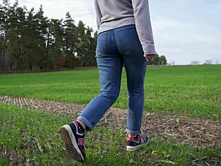 इस मिल्फ की जींस वाली मोटी गांड की पूजा करना है?