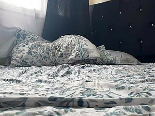 लैटिना स्लीपवॉकर घरेलू सोलो में उंगली कर रही चूत