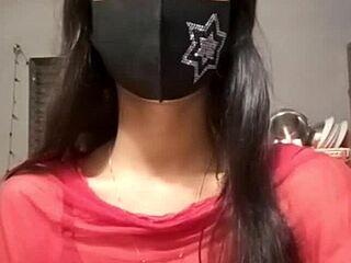 इंडियन लड़की पैर फैला के लाइव चूत पेलवाती है!