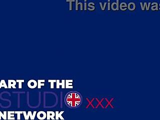 ब्रिटिश कॉलेज स्टूडेंट ने मिल्किंग टेबल पर अनॉन लंड चूसा