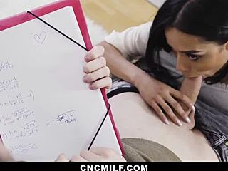 लैटिना सौतेली माँ के बड़े चुचे बेटे के कड़े लंड पर उछलते