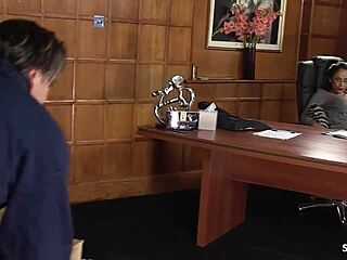 काम पर भूखी लैटिना मिल्फ बॉस डिलीवरी स्टड के मॉन्स्टर लंड से ललचाती चुदाई