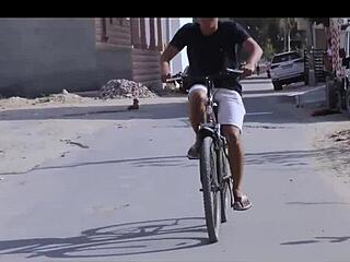 मेरी हॉट इंडियन गर्लफ्रेंड बेस्ट फ्रेंड भी है पागलपन की चुदाई करते हैं