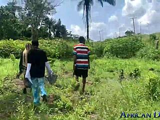 कर्वी एबोनी झुकी बड़ी चुचों वाली आउटडोर होममेड बड़े लंड टीज