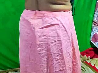 बेडरूम में साड़ी चेंज कर इंडियन भाभी झुकी चुपके काउगर्ल चूत चुदाई!