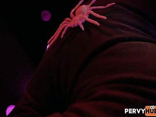 जोडी का लिम्प हैलोवीन कॉस्ट्यूम ने एली की छुपी भूख जगाई फेस्टिव थ्रिल के लिए