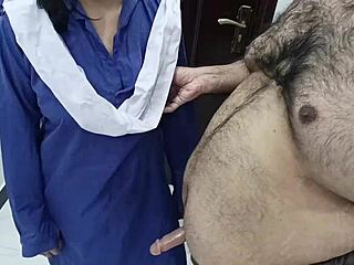 ओएमजी जवानी की देसी स्कूलगर्ल सौतेले बाप के लंड पर सवार पाकिस्तानी रंडी की तरह