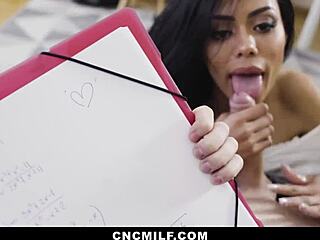 लैटिना सौतेली माँ के बड़े चुचे बेटे के कड़े लंड पर उछलते