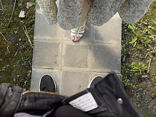 रशियन हॉटी कंट्री फील्ड्स में पीओवी क्रीमपाई के लिए पैर फैलाती