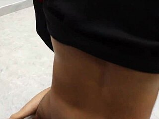 शर्मीली इंडियन गर्लफ्रेंड बेड पर बॉयफ्रेंड के स्पर्श से वर्जिनिटी कुर्बान कर देती है