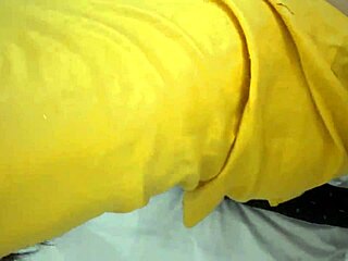 हॉर्नी देसी आंटी हार्डकोर चुदाई में चूत का रस उछाल रही?