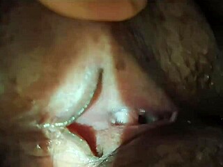 हॉट इंडियन वाइफ ककौल्ड हसबैंड के लिए रसीली चूत फैला दी