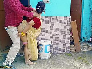हॉट इंडियन सौतेली माँ बेटी थ्रीसम बाहर डॉगी चुदाई!