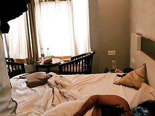 देसी मोटी चाची चोर से चुदने को बेताब?