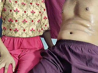 लैंडलॉर्ड ने संकट में देसी लड़की के बड़े बूब्स चोदे